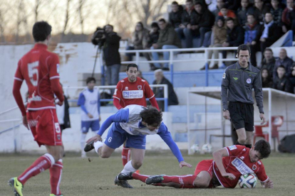 Dani Calvo con el balón bajo su cuerpo en un momento del partido.-DIEGO MAYOR