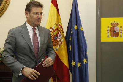 El ministro de Justicia Rafael Catalá tras la firma de un convenio de colaboración con la consejera andaluza de Justicia e Interior Rosa Aguilar.-/ JOSE MANUEL VIDAL (EFE)