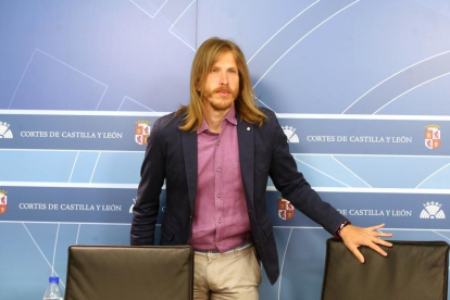 El portavoz del Grupo de Podemos en las Cortes de Castilla y León, Pablo Fernández, comparece en rueda de prensa para presentar las prioridades de este curso parlamentario.-ICAL