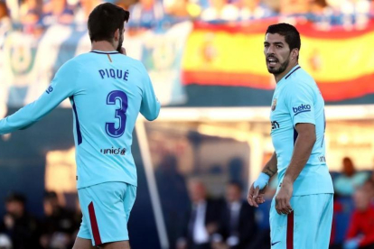 Piqué y Suárez en el duelo contra el Leganés en Butarque.-REUTERS / JUAN MEDINA