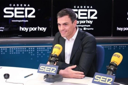 El secretario general del PSOE, Pedro Sánchez, este martes, en el estudio de la cadena SER.-CADENA SER