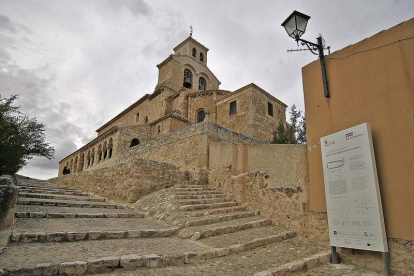 La iglesia de Nuestra Señora del Rivero, en San Esteban de Gormaz.-