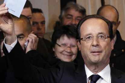 Hollande, antes de votar en la segunda vuelta de las presidenciales, el 6 de mayo del 2012, en Tulle.-AP / CHRISTOPHE ENA