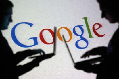 La silueta de dos hombres con el logo de Google de fondo.-DADO RUVIC (REUTERS)