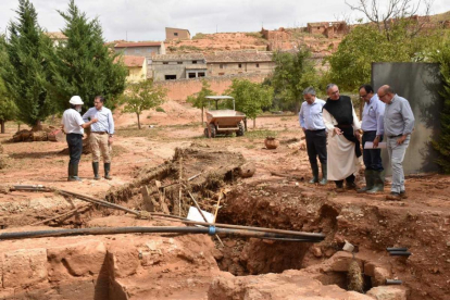 Los representantes institucionales junto al abad del monasterio viendo algunos de los daños causados por la riada.-HDS