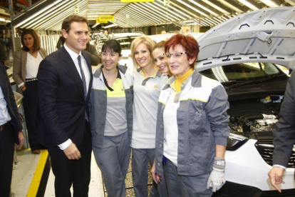 Albert Rivera durante la visita de hoy a la planta de Opel en Figueruelas (Zaragoza).-JAIME GALINDO
