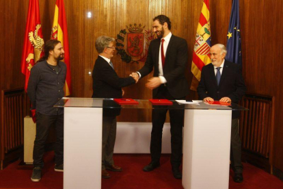 El presidente de la FEB, Jorge Garbajosa y el alcalde Santisteve hoy en la firma del acuerdo-JAIME GALINDO