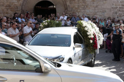 Funeral del menor de tres años y su tío abuelo, de 65, vecinos de Rubí, ambos fallecidos en el atentado terrorista de La Rambla.-EFE