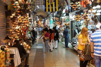 Un pasillo del popular Gran Bazar de Estambul, sin las aglomeraciones de antaño.-123RF / STEVE ESTVANIK