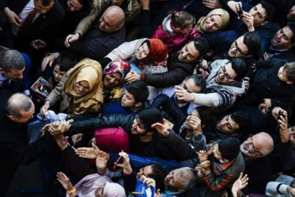 Erdogan, rodeado de simpatizantes cuando acudió a votar.-AFP / DIMITAR DILKOFF