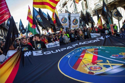 Manifestación en Barcelona por la equiparación salarial.-ENRIC FONTCUBERTA