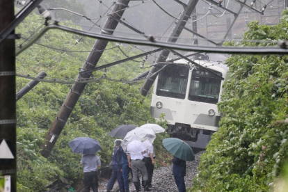 Un tren descarrilado en Higashimurayama, al oeste de Tokio, este lunes.-AFP / JIJI PRESS