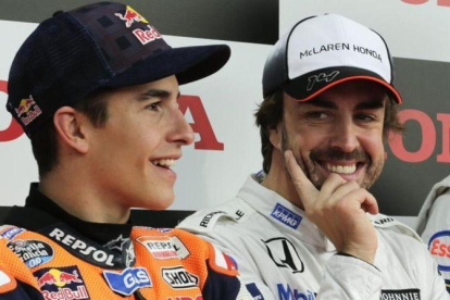 Fernando Alonso, junto a Marc Márquez, en Motegi (Japón).-EFE / KIMIMASA MAYAMA
