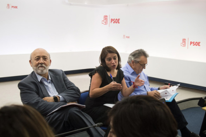 José Félix Tezanos (izquierda) junto a Adriana Lastra, portavoz del PSOE en el Congreso.-LUCA PIERGIOVANNI (EFE)