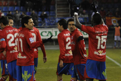Los jugadores del Numancia celebran el gol de la victoria ante el Sabadell. / ÚRSULA SIERRA-