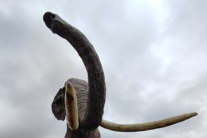 El elefante recreado junto al yacimiento de Ambrona. ANTONIO CARRILLO