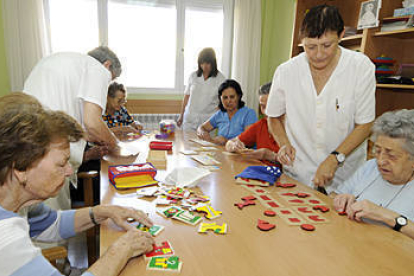 La Asociación de Familiares de Enfermos de Alzheimer promueve talleres para ayudar a los enfermos. / VALENTÍN GUISANDE-