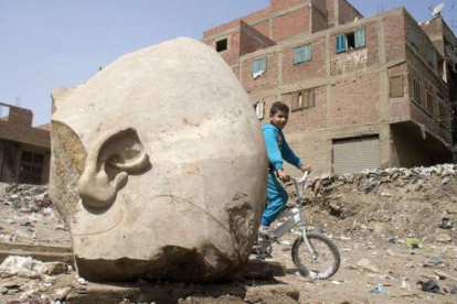 Una de las estatuas localizadas en El Cairo.-AP Photo Amr Nabil