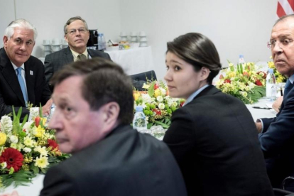 Tillerson (izquierda) y Lavrov (derecha) esperan al inicio de una reunión en Bonn, este jueves.-BRENDAN SMIALOWSKI