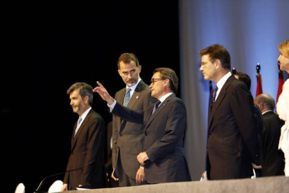 El rey Felipe, junto a Artur Mas y el ministro de Justicia, Rafael Catalá (derecha), este jueves en Barcelona.-Foto: ALBERT BERTRAN