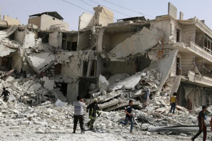 Efectos de los bombardeos en Alepo, este miércoles.-REUTERS / ABDALRHMAN ISMAIL