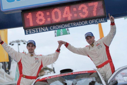 Cristian García celebra un triunfo en un rallye.-