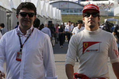 Fernando Alonso y su mánager, José Luis García Abad, en Suzuka en el 2013, cuando el asturiano todavía era piloto de Ferrari.-Foto: REUTERS / ISSEI KATO