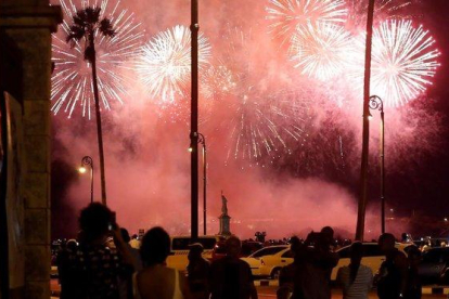 Varias personas observan este sabado el lanzamiento de los fuegos artificiales con motivo de la celebración de los 500 años de la fundacion de La Habana.-EFE / ERNESTO MASTRASCUSA