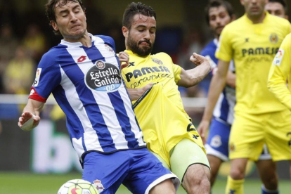 Mosquera, del Deportivo, disputa un balón con Gaspar, en el encuentro del domingo en Vila-Real.-EFE / DOMENECH