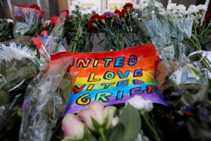 Un ramo de flores en homenaje a las víctimas de la masacre de Orlando.-MAXIM ZMEYEV / REUTERS