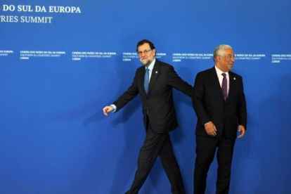 Mariano Rajoy es recibido por el primer ministro de Portugal, António Costa, a su llegada a la Cumbre de Jefes de Estado y de Gobierno de los Países del Sur de la Unión Europea que se celebra en Lisboa.-EFE / EPA / ANDRE KOSTERS