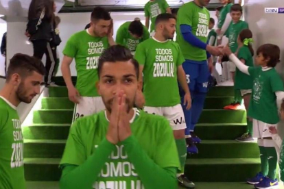 Los jugadores del Betis han mostrado su apoyo a Roman Zozulya al inicio del partido de Liga ante el Valencia en el estadio Benito Villamarín.-BEIN SPORTS