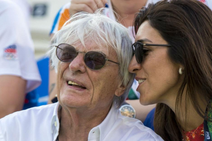 Bernie Ecclestone y su esposa, Bibiana Flosi, en las gradas del Holanda-Venezuela de voley playa femenino de los Juegos Olímpicos de Río, este sábado.-EFE / SRDJAN SUKI
