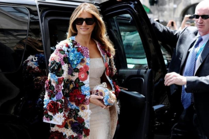 Melania Trump luce su abrigo Dolce&Gabanna de 46.000 dólares en Sicilia.-STRINGER