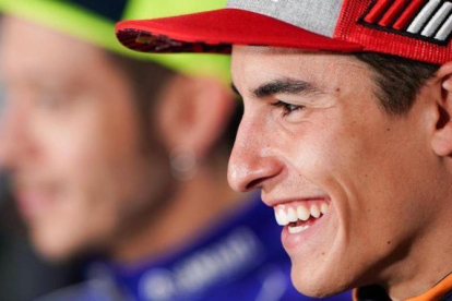 Marc Márquez, hoy, en Phillip Island (Australia), con Valentino Rossi al fondo.-ALEJANDRO CERESUELA