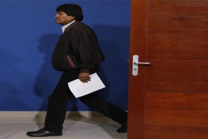 Evo Morales saliendo después de anunciar su renuncia a la presidencia de Bolivia.-AP