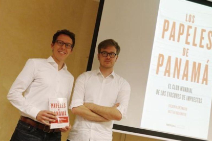 Bastian Obermayer y Frederik Obermaier, autores del libro 'Los papeles de Panamá'.-AGUSTÍN CATALÁN