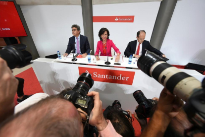 La presidenta del Banco Santander, Ana Patricia Botín, durante la presentación de la compra del Banco Popular.-FERNANDO VILLAR