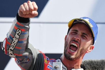 Andrea Dovizioso celebra su tercer triunfo del año con Ducati, en el podio de Misano.-AFP / TIZIANA FABI