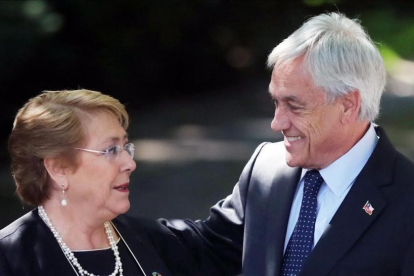 La presidenta de Chile, Michelle Bachelet, con el ganador de las elecciones presidenciales Sebastián Piñera.-EFE / MARIO RUIZ
