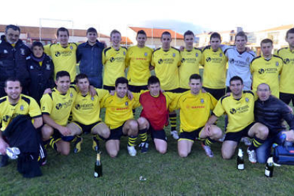 La plantilla del arcos que se proclamaba campeón de la Liga Provincial. / A. Martínez-