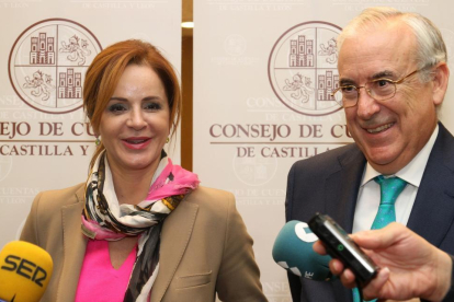 La presidenta de las Cortes de Castilla y León, Silvia Clemente junto al presidente del Consejo de Cuentas, Jesús Encabo-Ical