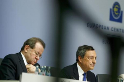 Vítor Constancio y Mario Draghi, vicepresidente y presidente del Banco Central Europeo.-REUTERS / RALPH ORLOWSKI