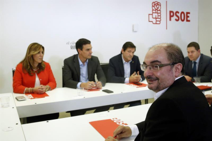 El presidente de Aragón, Javier Lambán (d), asiste a la reunión que el secretario general del PSOE, Pedro Sánchez (2i-fondo), ha mantenido con los presidentes autonómicos socialistas, y el líder del PSC, Miquel Iceta, esta tarde en la sede del partido, en-EFE/Kiko Huesca