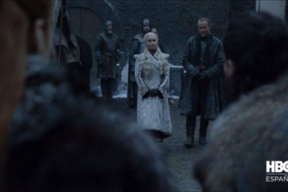 Daenerys Targaryen (Emilia Clarke) y Jorah Mormont (Iain Glen), en las imágenes de adelanto de Juego de tronos.-