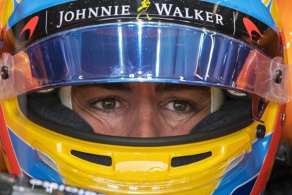 Fernando Alonso, pensativo en el box de McLaren-Honda en el circuito de Spa.-EFE