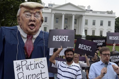 Protesta frente a la Casa Blanca contra el presidente Donald Trump.-AP / SUSAN WALSH