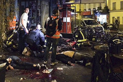 Las víctimas de un ataque a tiros yacían fuera del restaurante La Belle Equipe.-AP/ANNE SOPHIE CHAISEMARTIN / AP