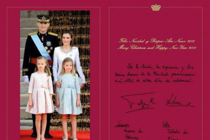 Interior de la postal, con una imagen de los Reyes y sus hijas el día de la coronación.-Foto: EFE
