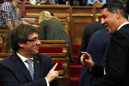 El presidente de la Generalitat, Carles Puigdemont, y el líder del PPC, Xavier García Albiol, el pasado noviembre, en el Parlament.-PERIODICO (ACN / MARÍA BELMEZ)